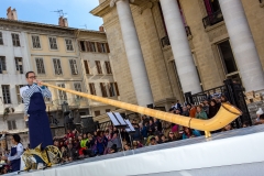 Sirènes et Midi Net. Parvis de l'Opéra.